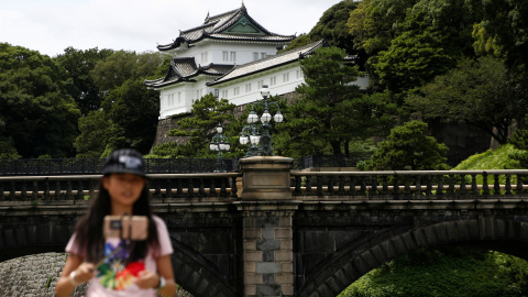 Una turista se hace un selfi junto al Palacio Imperial de Japón, en Tokio. REUTERS/Kim Kyung-Hoon