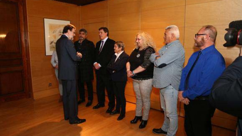 Rajoy saluda a los padres de las víctimas de los casos más crueles. | (GOBIERNO DE ESPAÑA) Rajoy saluda a los padres de las víctimas de los casos más crueles. | (GOBIERNO DE ESPAÑA)
