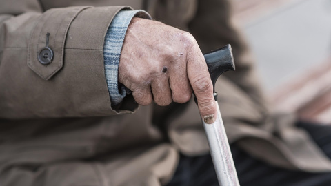 Mano de un hombre mayor sujeta un bastón (Archivo)