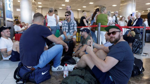 Varios pasajeros del turoperador británico Thomas Cook esperan para facturar en el aeropuerto Tenerife Sur para ser repatriados a Reino Unido. /EFE Varios pasajeros del turoperador británico Thomas Cook esperan para facturar en el aeropuerto Tenerife Sur para ser repatriados a Reino Unido. /EFE