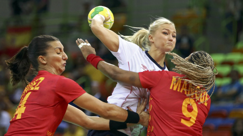 Marga Mangué intenta frenar a la noruega Oftedal. /REUTERS Marga Mangué intenta frenar a la noruega Oftedal. /REUTERS