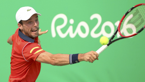 Roberto Bautista devuelve la pelota al italiano Florenzi. /REUTERS Roberto Bautista devuelve la pelota al italiano Florenzi. /REUTERS