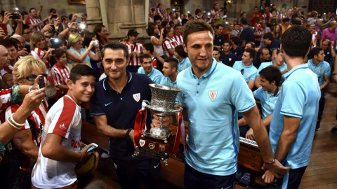 El capitán del Athletic de Bilbao, Carlos Gurpegui, y el entrenador del equipo, Ernesto Valverde, durante la ofrenda de la Supercopa a la Virgen de Begoña, patrona de Bilbao, con la que se han inciado los actos de homenaje que recibe hoy el El capitán del Athletic de Bilbao, Carlos Gurpegui, y el entrenador del equipo, Ernesto Valverde, durante la ofrenda de la Supercopa a la Virgen de Begoña, patrona de Bilbao, con la que se han inciado los actos de homenaje que recibe hoy el