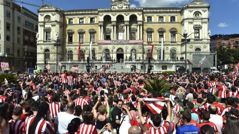 Miles de personas abarrotan la explanada del Ayuntamiento de Bilbao y sus aledaños para homenajear al Athletic Club con motivo de la Supercopa conquistada por el equipo rojiblanco ayer en el Camp Nou frente al FC Barcelona. EFE/Miguel Toña Miles de personas abarrotan la explanada del Ayuntamiento de Bilbao y sus aledaños para homenajear al Athletic Club con motivo de la Supercopa conquistada por el equipo rojiblanco ayer en el Camp Nou frente al FC Barcelona. EFE/Miguel Toña