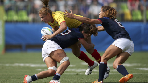 Vanesa Rial es blocada por dos jugadoras francesas en rugby a siete. /REUTERS Vanesa Rial es blocada por dos jugadoras francesas en rugby a siete. /REUTERS