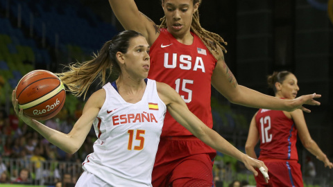 Anna Cruz lleva el balón ante una jugadora de EEUU. /REUTERS Anna Cruz lleva el balón ante una jugadora de EEUU. /REUTERS
