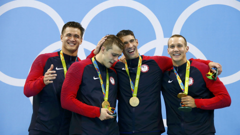 Michael Phelps reapareció ayer por sorpresa para ganar su medalla número 23, el oro logrado en el 4x100. /REUTERS Michael Phelps reapareció ayer por sorpresa para ganar su medalla número 23, el oro logrado en el 4x100. /REUTERS