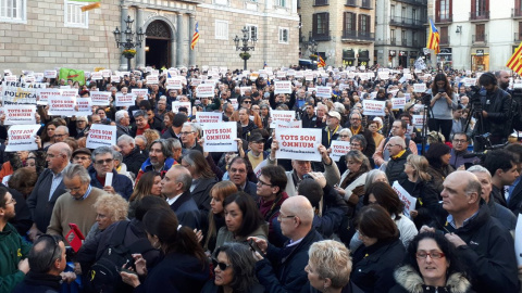 Concentració a la Plaça de Sant Jaume de Barcelona, en protesta pels escorcolls al Palau de la Generalitat i a la seu d'Òmnium, aquest dijous. Òmnium Cultural. Concentració a la Plaça de Sant Jaume de Barcelona, en protesta pels escorcolls al Palau de la Generalitat i a la seu d'Òmnium, aquest dijous. Òmnium Cultural.