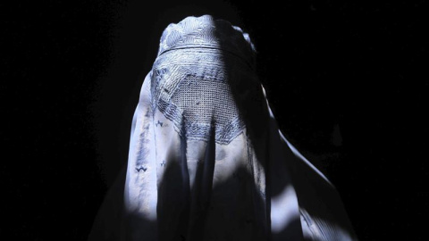 Una mujer afgana vestida con un burka camina por una calle en Herat, Afganistán. EFE/Jalil Rezayee