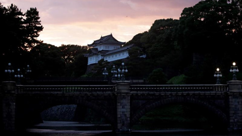 El Fushimi Yagura al atardecer en el puente Nijubashi en los jardines del Palacio Imperial en Tokio (Japón). EFE/Kiyoshi Ota