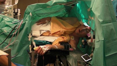 Imagen del tenor cantando ópera