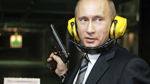 El presidente ruso Vladimir Putin en un campo de tiro de Moscú en 2006 .-Reuters