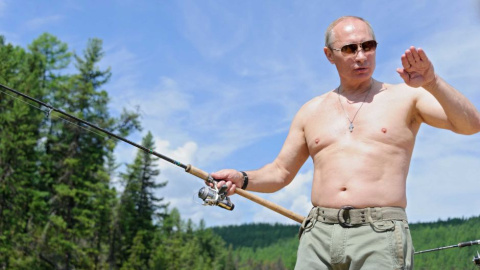 Vladimir Putin pescando durante sus vacaciones, en 2013.-AFP
