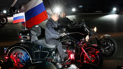 Putin monta en moto junto a Zaldostanov, líder de la banda de moteros los Lobos Nocturnos.-AFP