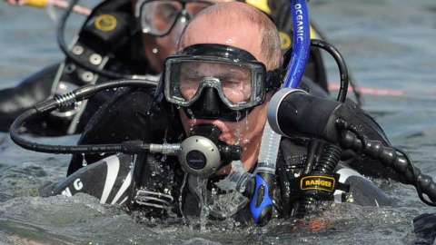 Putin durante una inmersión en una yacimiento arqueológico submarino en Phanagoria en la península de Taman, el 10 de agosto de 2011.-AFP