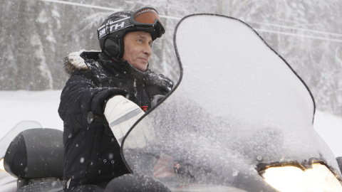 Putin, conduce una moto de nieve en la estación rusa de esquí de Krasnaya Polyana, cerca de Sochi, en el sur de Rusia,en 2010..- REUTERS / RIA Novosti / Kremlin / Dmitry Astakhov