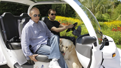 El presidente ruso, Dmitry Medvedev (dcha), y el primer ministro ruso, Vladimir Putin, pasean con un coche por la residencia presidencial de Bocharov Ruchei en el complejo del Mar Negro de Sochi, en 2010.- EFE/Dmitry AStakhov/Ria Novosti/Kr
