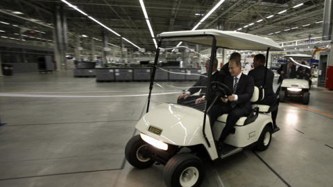 Putin conduce en un carrito con el CEO de Volkswagen, Martin Winterkorn durante la inauguración de una planta de Volkswagen en Kaluga, el 20 de octubre de 2009.- AFP PHOTO / POOL / ALEXANDER ZEMLIANICHENKO