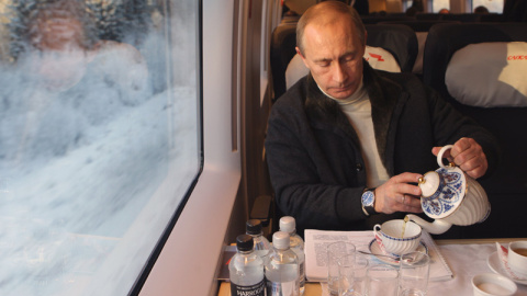 Putin sirve una taza de té en el "Sapsan", un tren bala, en un viaje desde San Petersburgo a Moscú. -AFP PHOTO / RIA-NOVOSTI / ALEXEY Druzhinin