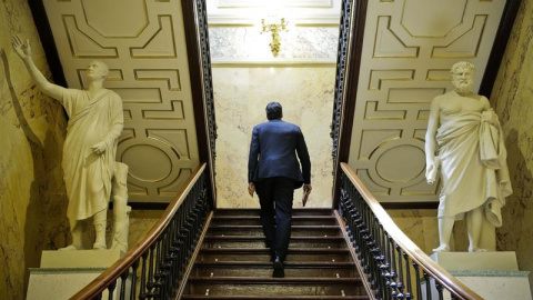 El líder del PSOE, Pedro Sánchez, a su llegada al pleno del Congreso que hoy debate el tercer programa de ayudas a Grecia y la contribución española, cifrada en 10.148 millones de euros. EFE/Emilio Naranjo