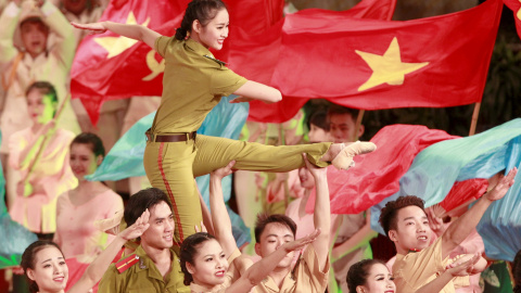 Celebración para conmemorar el 70 aniversario de la creación de la fuerza de 'Policía de Seguridad Pública de Vietnam', en el Centro Nacional de Convenciones en Hanoi. REUTERS/Kham