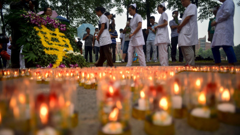 Personal médico conmemorando el séptimo día desde la explosión de Tianjin, durante una ceremonia en Binhai. REUTERS/China Daily