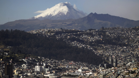 El volcán Cotopaxi, uno de los más activos y altos del mundo, ha despertado obligando a declarar Estado de emergencia en Quito (Ecuador). REUTERS / Guillermo Granja