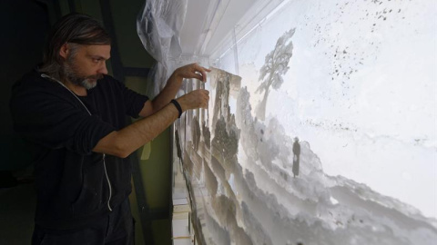 El artista Alexej Tchernyi trabaja en una de sus obras durante la presentación de Grimmwelt, un nuevo museo dedicado a los hermanos Grimm, en Kassel (Alemania). EFE/Swen Pfoertner