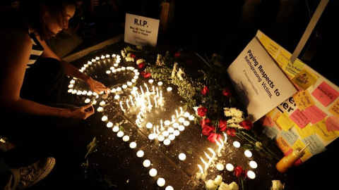 Tailandeses encienden velas en memoria de las víctimas en la explosión de una bomba ayer en Bangkok (Tailandia). EFE/Ritchie B. Tongo