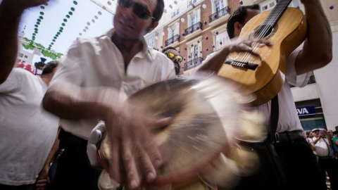 Una Panda de verdiales tocan sus instrumentos en la popular calle Larios en una jornada más en la feria del centro de Málaga, la gran fiesta del verano mediterráneo. EFE/Jorge Zapata