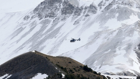 Un helicóptero de rescate de la Gendarmería francesa vuela sobre los Alpes franceses durante las operaciones de búsqueda de los restos del avión Airbus A320 estrellado este martes. El aparato de Germanwings cayó en la región de los Alpes Ha
