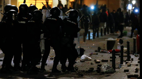 Policías antiditurbios en las calles del madrileño barrio de Lavapiés. | REUTERS