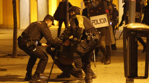 Protestas en Lavapiés. | JAVIER LIZÓN (EFE)