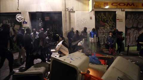 Protestas en Lavapiés. | JAVIER LIZÓN (EFE)