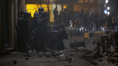 Policías antiditurbios en las calles del madrileño barrio de Lavapiés. | REUTERS