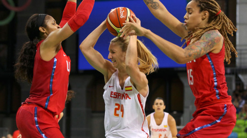 Laura Gil, entre Maya Moore y Brittney Griner en el partido. REUTERS/Shannon Stapleton Laura Gil, entre Maya Moore y Brittney Griner en el partido. REUTERS/Shannon Stapleton
