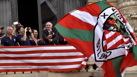 El exjugador José Ángel Iríbar ondea una bandera del Athletic Club de Bilbao durante la recepción en la Diputación de Vizcaya con motivo de la Supercopa de España conquistada por el equipo rojiblanco ayer en el Camp Nou frente al FC Barcelo El exjugador José Ángel Iríbar ondea una bandera del Athletic Club de Bilbao durante la recepción en la Diputación de Vizcaya con motivo de la Supercopa de España conquistada por el equipo rojiblanco ayer en el Camp Nou frente al FC Barcelo