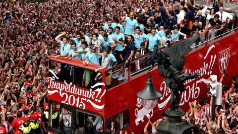 Los jugadores del Athletic Club de Bilbao durante la recepción en la Diputación de Vizcaya con motivo de la Supercopa de España conquistada por el equipo rojiblanco ayer en el Camp Nou frente al FC Barcelona.- EFE Los jugadores del Athletic Club de Bilbao durante la recepción en la Diputación de Vizcaya con motivo de la Supercopa de España conquistada por el equipo rojiblanco ayer en el Camp Nou frente al FC Barcelona.- EFE