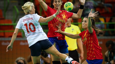 Elisabeth Chávez (c) y Lara González (d) disputan el balón con Stine Bredal Oftedal. EFE/FERNANDO BIZERRA JR Elisabeth Chávez (c) y Lara González (d) disputan el balón con Stine Bredal Oftedal. EFE/FERNANDO BIZERRA JR
