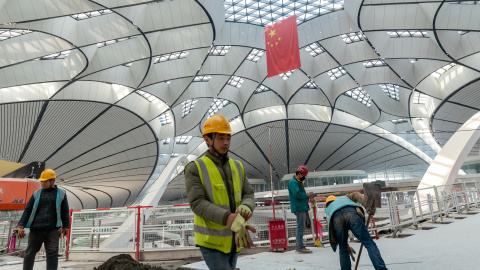 Trabajadores en la construcción de una de las terminales del nuevo aeropuerto internacional de Pekín. REUTERS/Stringer Trabajadores en la construcción de una de las terminales del nuevo aeropuerto internacional de Pekín. REUTERS/Stringer