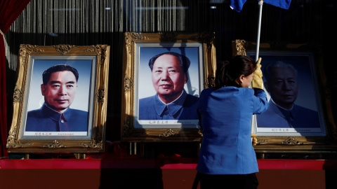 Una trabajadora limpia el cristal de un escaparate donde se exponen fotografías de los exlíderes chinos Mao Tse tung (c), Zhou Enlai (i) y Liu Shaoqi (d) en la calle Wangfujing en Pekín (China). EFE/ Wu Hong Una trabajadora limpia el cristal de un escaparate donde se exponen fotografías de los exlíderes chinos Mao Tse tung (c), Zhou Enlai (i) y Liu Shaoqi (d) en la calle Wangfujing en Pekín (China). EFE/ Wu Hong