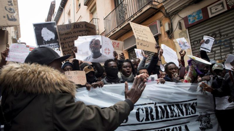 Concentración en la plaza de Nelson Mandela, en el barrio madrileño de Lavapiés, para protestar por la muerte del mantero senegalés Mmame Mbage. EFE/Luca Piergiovanni Concentración en la plaza de Nelson Mandela, en el barrio madrileño de Lavapiés, para protestar por la muerte del mantero senegalés Mmame Mbage. EFE/Luca Piergiovanni