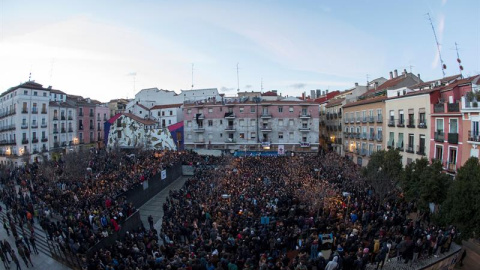 Concentración en la plaza de Nelson Mandela, en el barrio madrileño de Lavapiés, para protestar por la muerte del mantero senegalés Mmame Mbage. EFE/Rodrigo Jiménez Concentración en la plaza de Nelson Mandela, en el barrio madrileño de Lavapiés, para protestar por la muerte del mantero senegalés Mmame Mbage. EFE/Rodrigo Jiménez