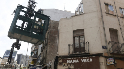 Una grúa junto al edificio semiderruido situado en la confluencia de las calles Bravo Murillo y Amalia, en el distrito de Tetuán de Madrid. EFE/Fernando Alvarado