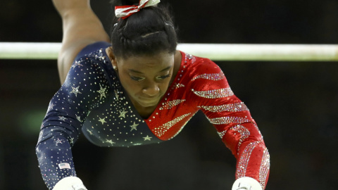 La gimnasta americana en uno de los ejercicios de barra/REUTERS