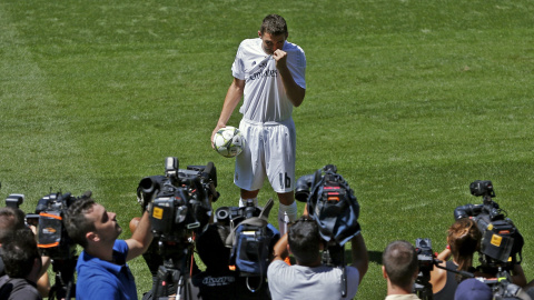 El último fichaje del Real Madriod, ya de blanco, pisa por primera vez el cesped del Santiago Bernabeu. REUTERS/Juan Medina El último fichaje del Real Madriod, ya de blanco, pisa por primera vez el cesped del Santiago Bernabeu. REUTERS/Juan Medina