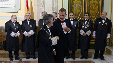 Felipe VI habla con Carlos Lesmes (a su derecha) durante la apertura del año judicial. Al fondo, los miembros de la Sala de Gobierno. Todos son hombres. Foto: EFE Felipe VI habla con Carlos Lesmes (a su derecha) durante la apertura del año judicial. Al fondo, los miembros de la Sala de Gobierno. Todos son hombres. Foto: EFE
