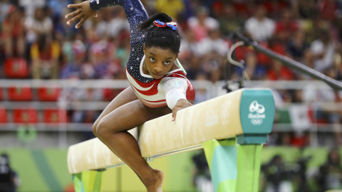 Simone Biles durante su ejercicio en la barra fija. /REUTERS