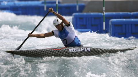 Ander Elosegi durante su bajada en aguas bravas. /REUTERS