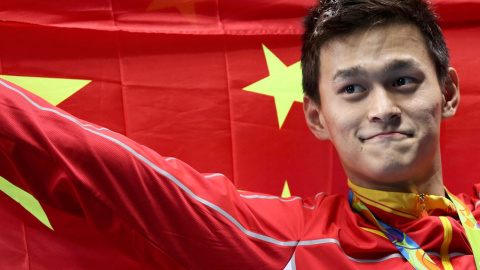 El nadador chino Sun Yang celebra su oro en los 200 metros libres. REUTERS/Stefan Wermuth
